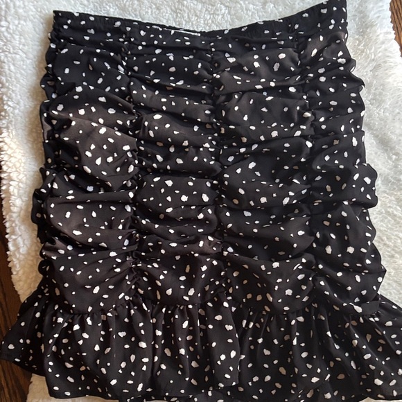 Main Strip Black and White Ruched Mini Skirt - Picture 4 of 6